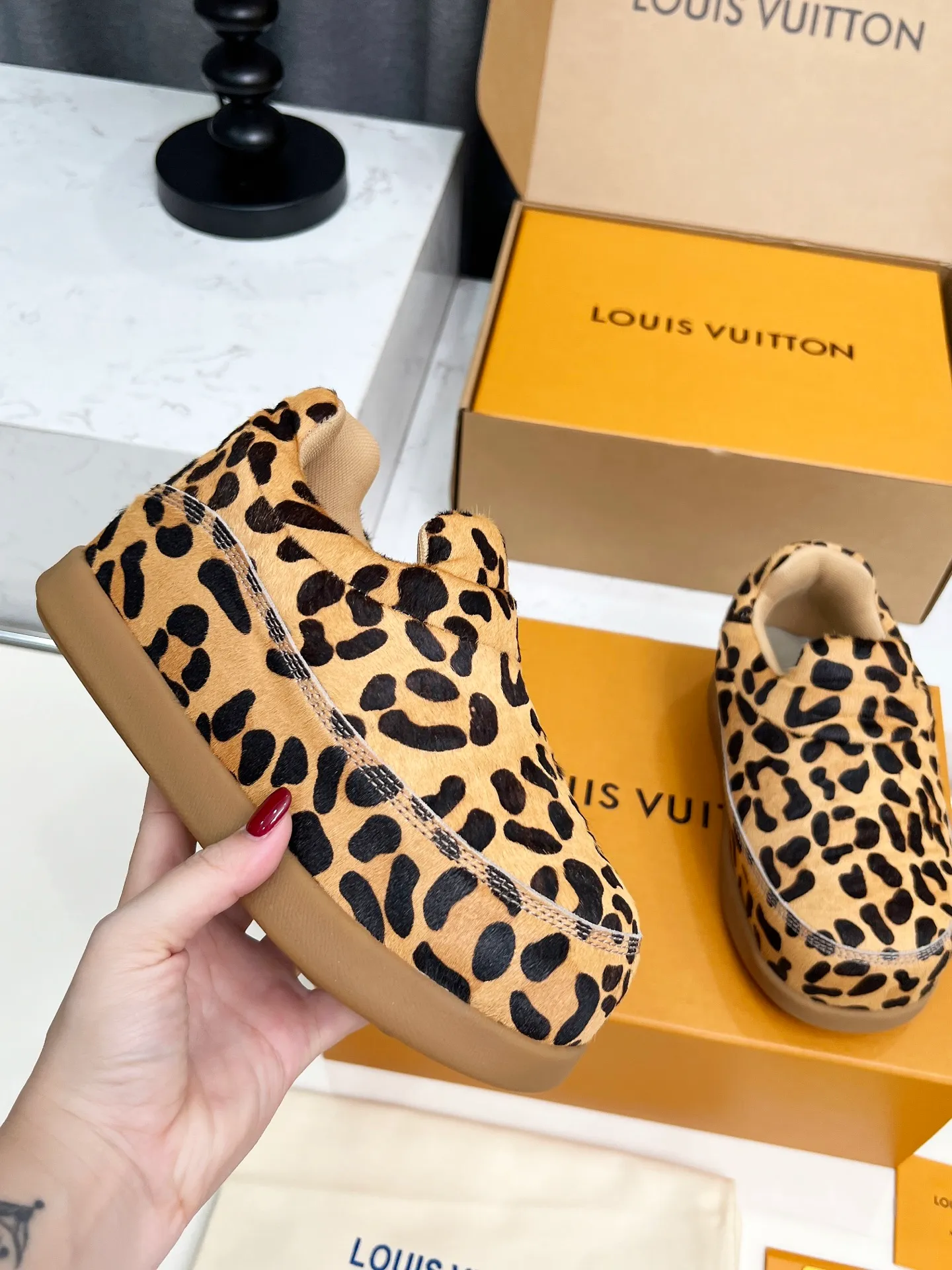 [L Family] P: 740💰 Couple model, size: women 35-41 (customized at 41 for women), 39-46 for men (customized at 45.46) The 2025 iteration of this Time Out sneaker, couple model, LV co-branded nigo, donkey brand, Louis Vuitton, ugly, cute😍Many Internet celebrities have shown off their feet, a classic and versatile item. Fabric: Imported high mercerized cow suede. Lining: high-grade elastic mesh, outsole: original molded outsole, palm print rubber outsole with hidden L letter and Monongram flower.